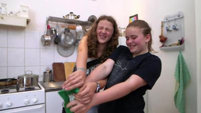 Schmecksplosion: Lotte kocht Berliner Buletten mit Kartoffelsalat