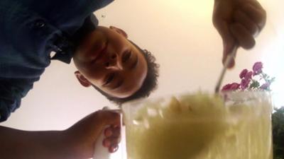 Schmecksplosion: Amanuel kocht äthiopisches Fladenbrot mit Linsensoße und Grünkohl