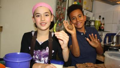 Schmecksplosion: Zerrin kocht türkische Izmir Köfte mit Reis und Salat