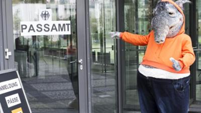 TanzAlarm: Warten auf dem Passamt