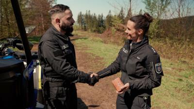 Der Jobtester: Folge 1: Dr. Emkus als Polizist (S02/E01) Der Jobtester: Folge 1: Dr. Emkus als Polizist (S02/E01)