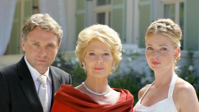 Die Frau im roten Kleid
