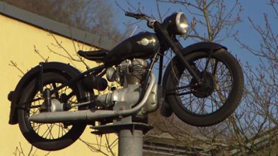 Die Simson-Bande: Folge 2: Jagdfieber (S01/E02) Die Simson-Bande: Folge 2: Jagdfieber (S01/E02)