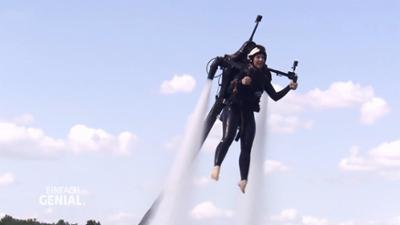 Einfach genial: Das Flyboard: Auf dem Wasserstrahl durch die Luft
