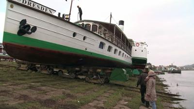 Einfach genial: So kommt der Raddampfer aus dem Wasser