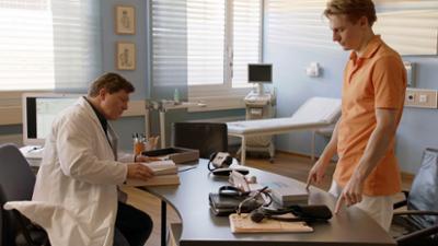 Familie Dr. Kleist: Folge 99: Abschied (S08/E02) Familie Dr. Kleist: Folge 99: Abschied (S08/E02)