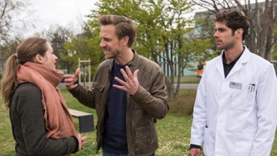 In aller Freundschaft: Folge 111: Gesetz und Liebe (S03/E27) In aller Freundschaft: Folge 111: Gesetz und Liebe (S03/E27)