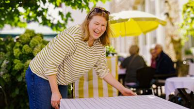 Raus aufs Land: Folge 6: Ich heirate eine Großfamilie – Von Schwiegereltern Tradition lernen (S06/E06)