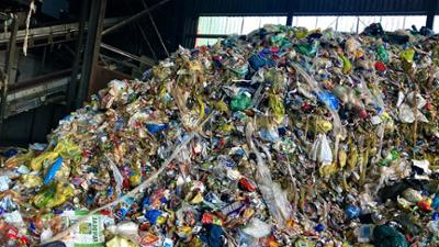 Aus der gelben Tonne ins Regal: Wie aus Müll Verpackung wird