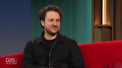 DAS! Rote Sofa: Schauspieler und Autor Dimitrij Schaad auf dem Roten Sofa