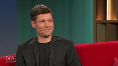 DAS! Rote Sofa: Jurist, Journalist und Autor Ronen Steinke auf dem Roten Sofa