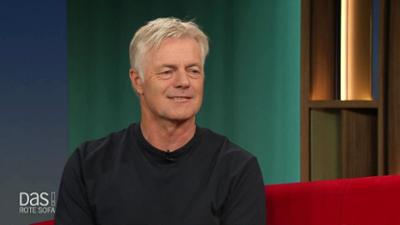 DAS! Rote Sofa: Fußballkommentator Tom Bartels auf dem Roten Sofa