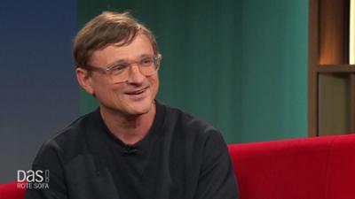 DAS! Rote Sofa: Schauspieler Florian Lukas auf dem Roten Sofa