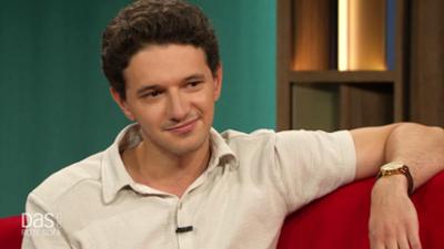 DAS! Rote Sofa: Komponist und Dirigent Emanuel Meshvinski auf dem Roten Sofa