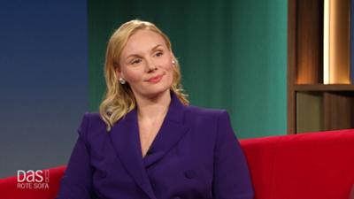 DAS! Rote Sofa: Schauspielerin Rosalie Thomass auf dem Roten Sofa