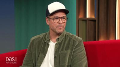 DAS! Rote Sofa: Comedian und Schauspieler Jan van Weyde auf dem Roten Sofa