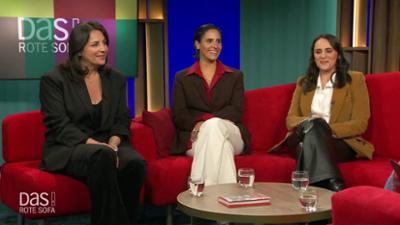 DAS! Rote Sofa: Aktivistinnen Düzen, Tülin und Tezcan Tekkal auf dem Roten Sofa