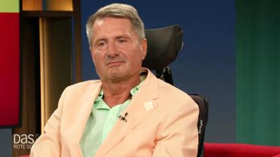DAS! Rote Sofa: Philipp Hanf, an ALS erkrankt und Pflegebegleiterin Cassandra Menten auf dem Roten Sofa