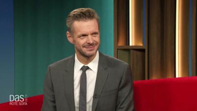 DAS! Rote Sofa: Kabarettist Florian Schroeder auf dem Roten Sofa
