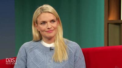 DAS! Rote Sofa: Journalistin und Juristin Sarah Tacke auf dem Roten Sofa