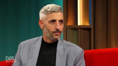 DAS! Rote Sofa: Journalist und Moderator Michel Abdollahi auf dem Roten Sofa