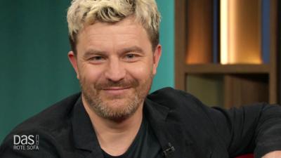 DAS! Rote Sofa: Schauspieler Friedrich Mücke auf dem Roten Sofa