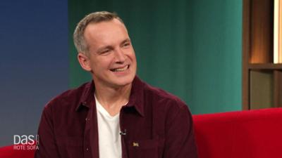 DAS! Rote Sofa: Gründer der "Arche Hamburg" Tobias Lucht auf dem Roten Sofa