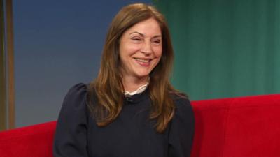 DAS! Rote Sofa: Schauspielerin Ulrike C. Tscharre auf dem Roten Sofa