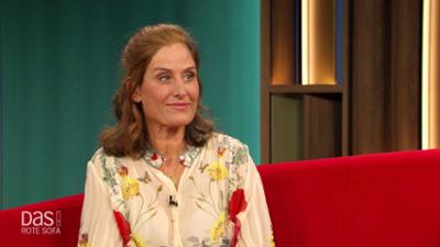 DAS! Rote Sofa: Gartenexpertin Alexandra Lehne auf dem Roten Sofa
