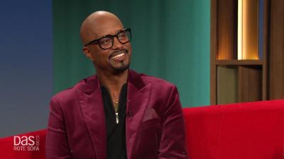 DAS! Rote Sofa: Entertainer und Moderator Yared Dibaba auf dem Roten Sofa