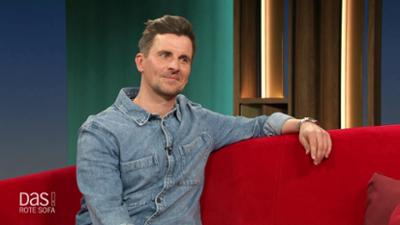 DAS! Rote Sofa: Theologe und Schauspieler Julian Sengelmann auf dem Roten Sofa