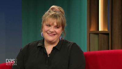 DAS! Rote Sofa: Schauspielerin Stefanie Reinsperger auf dem Roten Sofa