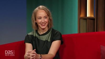 DAS! Rote Sofa: Astrophysikerin und Philosophin Sibylle Anderl auf dem Roten Sofa