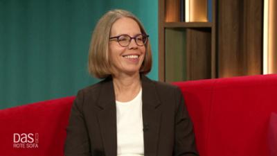 DAS! Rote Sofa: Juristin und Autorin Anne Brorhilker auf dem Roten Sofa