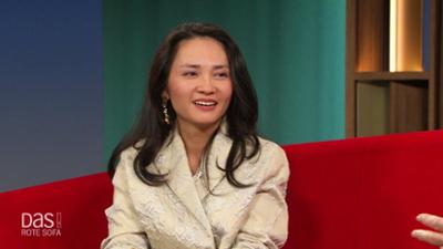 DAS! Rote Sofa: Schauspielerin und Autorin Mai Duong Kieu auf dem Roten Sofa