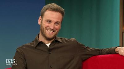 DAS! Rote Sofa: Psychologe und Podcaster Leon Windscheid auf dem Roten Sofa