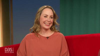 DAS! Rote Sofa: Journalistin Nina Zimmermann auf dem Roten Sofa