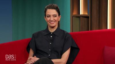 DAS! Rote Sofa: Moderatorin Linda Zervakis auf dem Roten Sofa