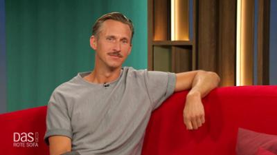 DAS! Rote Sofa: Schauspieler Johannes Hendrik Langer auf dem Roten Sofa
