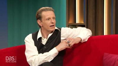 DAS! Rote Sofa: Schauspieler und Sänger Alexander Scheer auf dem Roten Sofa