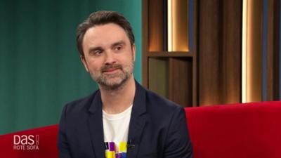 DAS! Rote Sofa: Musikkabarettist Dr. Pop - Markus Henrik auf dem Roten Sofa