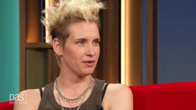DAS! Rote Sofa: Musikerin Ina Bredehorn auf dem Roten Sofa