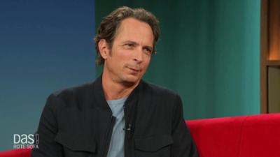 DAS! Rote Sofa: Moderator Jo Hiller auf dem Roten Sofa