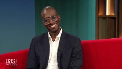 DAS! Rote Sofa: Kardiologe und Autor Dr. Nana-Yaw Bimpong-Buta auf dem Roten Sofa