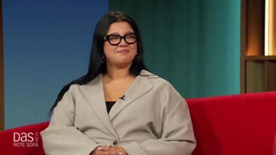 DAS! Rote Sofa: Journalistin und Autorin Yasmine M‘Barek auf dem Roten Sofa
