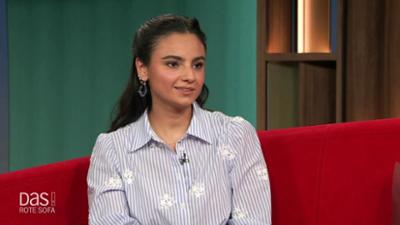DAS! Rote Sofa: Schauspielerin Bayan Layla auf dem Roten Sofa