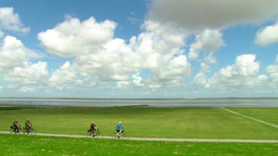 die nordstory: Links ist Meer - Unterwegs auf dem Nordseeküstenradweg die nordstory: Links ist Meer - Unterwegs auf dem Nordseeküstenradweg