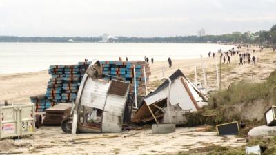 NDR Info: Ostseeküste: Aufräumarbeiten nach schwerer Sturmflut NDR Info: Ostseeküste: Aufräumarbeiten nach schwerer Sturmflut