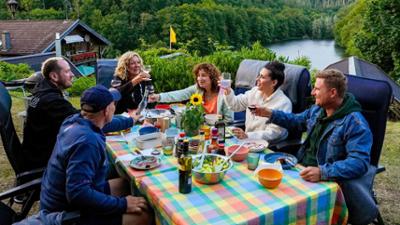 Tietjen campt: Camping-Abenteuer – Axel Schulz und Co. starten im Harz (S03/E01) Tietjen campt: Camping-Abenteuer – Axel Schulz und Co. starten im Harz (S03/E01)