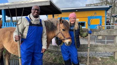 Yared packt an in Hamburg-Wilhelmsburg: VEREINt im Norden beim Kinderbauernhof Kirchdorf